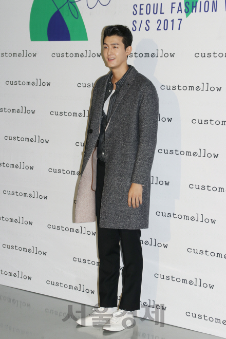 배우 이기우가 ‘2017 S/S 헤라 서울패션위크(HERA Seoul Fashion week)’ 커스텀멜로우 컬렉션에 참석해 포토타임을 갖고 있다.