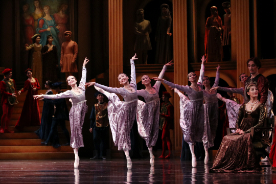 케네스 맥밀란의 ‘로미오와 줄리엣’ 프레스콜에서 무용수들이 아름다운 공연을 선보이고 있다.