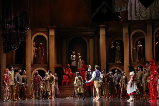 케네스 맥밀란의 ‘로미오와 줄리엣’ 프레스콜에서 무용수들이 아름다운 공연을 선보이고 있다.