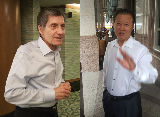 미국과 북한의 비공개 접촉이 진행된 지난 22일 말레이시아 쿠알라룸푸르의 한 호텔 앞에서 장일훈 북한 유엔주재 차석대사(오른쪽)와 조지프 디트라니 전 미국 6자회담 차석대표가 기자들과 이야기를 나누고 있다./연합뉴스