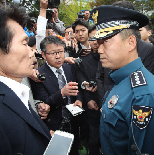 23일 오전 故 백남기씨의 시신 부검영장을 집행하기 위해 서울 종로구 서울대병원 장례식장을 찾은 홍완선 종로경찰서장이 백남기 대책위 관계자와 대화하고 있다. /연합뉴스