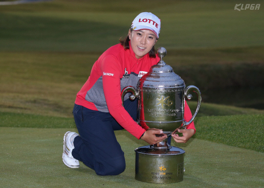 김해림이 23일 KB금융 스타챔피언십에서 우승한 뒤 트로피를 안아 보이고 있다. /사진제공=KLPGA