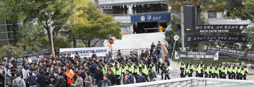 경찰이 23일 오전 서울 종로구 서울대학교병원 장례식장에 마련된 백남기 농민의 빈소에 부검영장 강제집행을 위해 들어서고 있다./연합뉴스