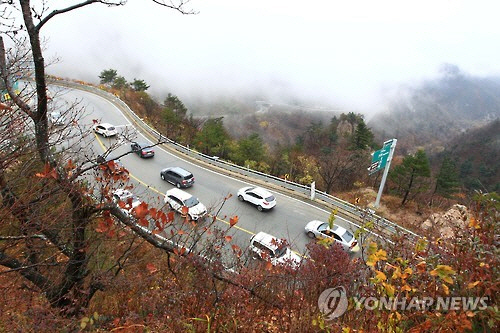 23일 흐리고 비가 내리는 궂은 날씨에도 설악산 단풍관광을 나선 행락차량으로 붐비고 있는 한계령 모습  /연합뉴스