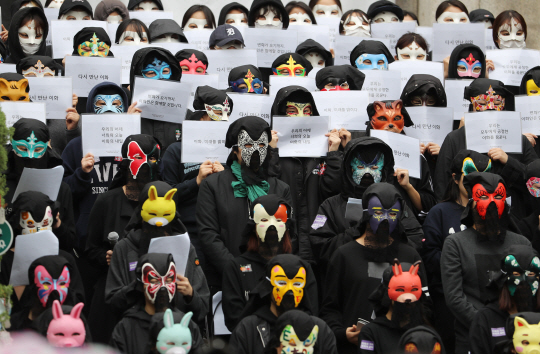 이화여대 학생들이 23일 서울 서대문구 이화여대 본관 앞에서 가면을 쓴 채 농성 해제 기자회견을 하고 있다. /연합뉴스