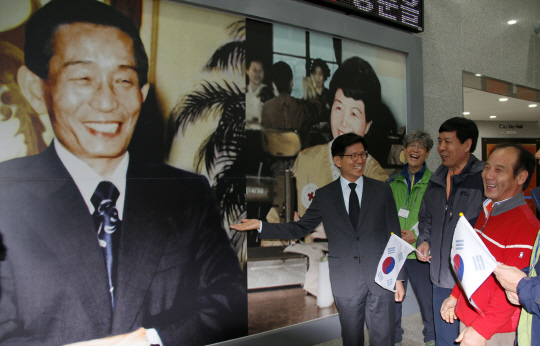 김문수(왼쪽) 전 경기도지사가 자신의 팬클럽 회원들과 함께 23일 경북 구미에 있는 박정희 대통령 생가를 둘러보고 있다. /연합뉴스