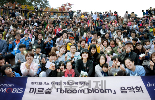 현대모비스 대리점 협회의 대표자 부부 100여명이 충북 진천 생태숲 음악회에 참가해 기념촬영을 하고 있다. /사진제공=현대모비스