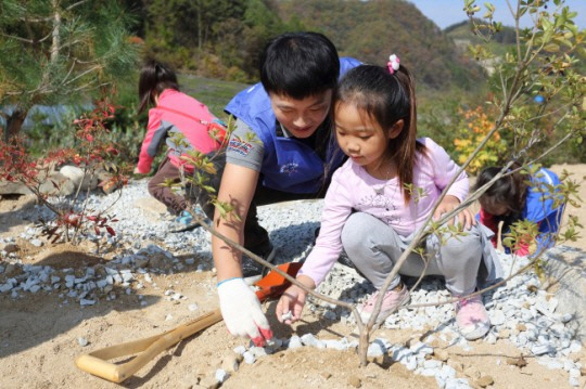 삼성물산 임직원 및 가족들이 지난 21일과 22일 이틀동안 자매마을인 충청북도 보은과 강원도 홍천을 찾아 농가 일손 돕기, 마을 공원 조성 봉사활동을 펼치고 있다. /사진제공=삼성물산