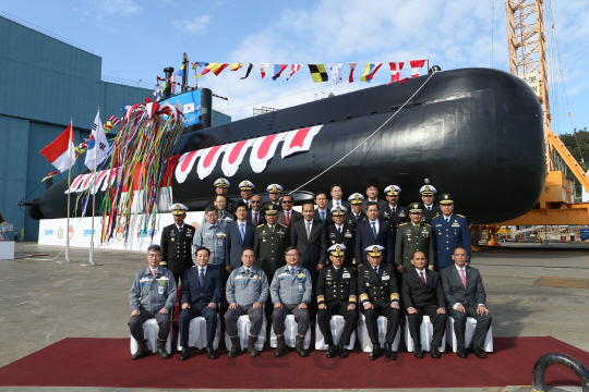 대우조선해양 거제 옥포조선소에서 24일 진행된 인도네시아 잠수함 진수식에 참석한 회사 관계자와 인도네시아 국방부 관계자들이 기념촬영을 하고 있다./사진제공=대우조선해양