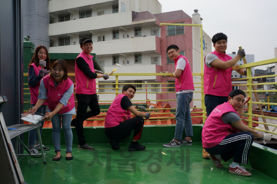 흥국생명 직원들이 지난 7일 서울 구로구에 위치한 그룹홈에 방문해 집수리 봉사활동을 하고 있다. /사진제공=흥국생명