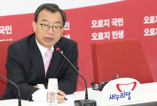 이정현 새누리당 대표가 24일 국회 당대표실에서 박근혜 대통령의 개헌 관련 발언에 대한 기자들의 질문에 답하고 있다.  /연합뉴스