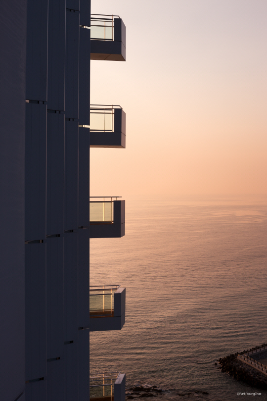 씨마크 호텔의 건축적 특징 중 하나로 건물 외벽에 돌출돼 있는 플로팅 발코니는 주변 자연을 호텔 내부로 끌어들이기 위한 설계자의 여러 가지 노력 중 하나다. 투숙객들이 이 곳에 서 동해를 바라보면 마치 바다 위에 서 있는 듯한 느낌을 들게 한다.