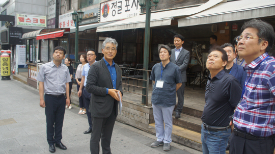 2016 한국건축문화대상 심사위원들이 지난 7월 진행된 현장심사에서 설계자로부터 작품에 대한 설명을 듣고 있다.