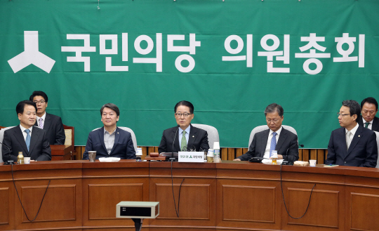 박지원 국민의당 비상대책위원장이 24일 오전 국회에서 열린 의원총회에서 발언하고 있다. 박 위원장은 “만시지탄이지만 우리 당으로서는 평가를 한다”면서 “특위 구성 등 논의에 참가하겠다”고 밝혔다.  /연합뉴스