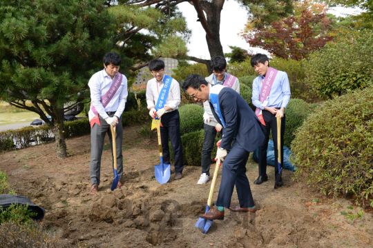 롯데손해보험 임직원들이 21일 서울 남산 백범공원에서 ‘남산 백범공원 돌보미 활동’을 시행했다. / 사진제공=롯데손해보험