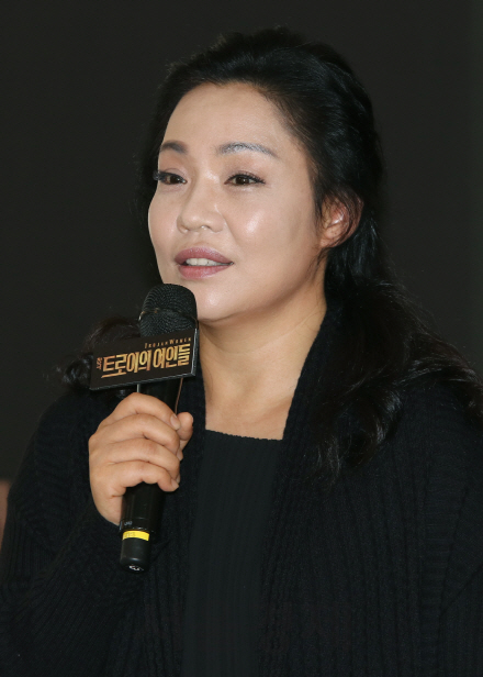 배우 김금미가 24일 국립극장 해오름극장에서 열린 창극 ‘트로이의 여인들’ 제작발표회에 참석해서 인사말을 하고 있다.