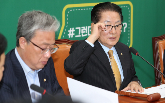 국민의당 박지원 비상대책위원장이 25일 국회에서 열린 원내대책회의에서 안경을 만지고 있다./연합뉴스