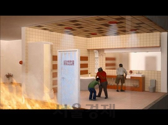 기존 화장실 문 위에 설치한 수막 형성 방화문. 이를 통해 화재로 인한 인명 피해를 막을 수 있다. /사진제공=GS건설