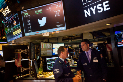 뉴욕증권거래소(NYSE)에서 트레이더들이 트위터 주가가 표시된 전광판 아래에 서 있다. /뉴욕=블룸버그통신