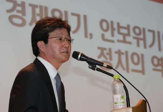 새누리당 유승민 의원이 25일 오후 서울 마포구 서강대학교 다산관에서 ‘경제위기, 안보위기와 정치의 역할’을 주제로 특강을 하고 있다. /연합뉴스