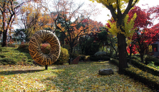 자연 속 조각공원에서 단풍과 예술을 동시에 즐길 수 있는 성곡미술관 /사진제공=한국미술관협회