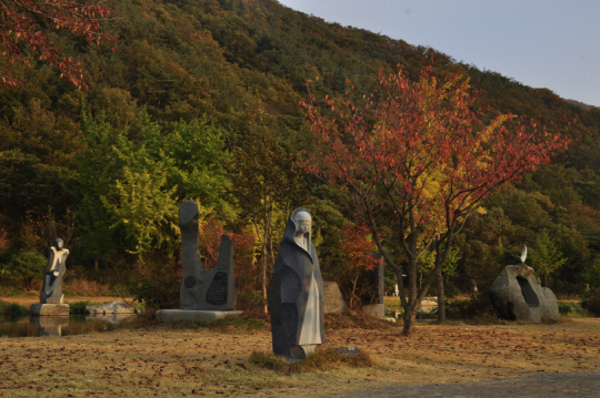 보령의 특산물인 오석 조각품을 야외에서 감상할 수 있는 모산조형미술관 /사진제공=한국미술관협회
