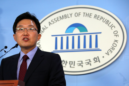 새누리당 김용태 의원이 25일 오전 국회 정론관에서 기자회견을 열고 최순실 의혹과 관련해 특검을 촉구하고 있다./연합뉴스