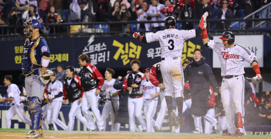 지난 24일 오후 서울 잠실야구장에서 열린 2016 프로야구 플레이오프 3차전 NC와 LG의 경기에서 LG의 12회말 1사 2,3루에서 대타로 양석환의 내야안타에 홈을 밟은 히메네스가 환호하고 있다. /연합뉴스