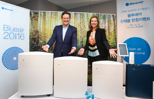 블루에어 벵트 리트리(왼쪽) 최고경영자(CEO)와 안 회그룬드 주한 스웨덴 대사가 25일 블루에어 신제품 발표회에서 포즈를 취하고 있다. /사진제공=블루에어