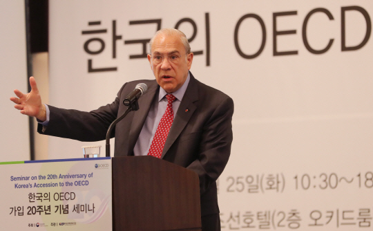 앙헬 구리아 경제협력개발기구(OECD) 사무총장이 25일 서울 중구 웨스틴조선호텔에서 외교부 주최로 열린 ‘한국의 OECD 가입 20주년’ 세미나에서 기조연설을 하고 있다.  /연합뉴스