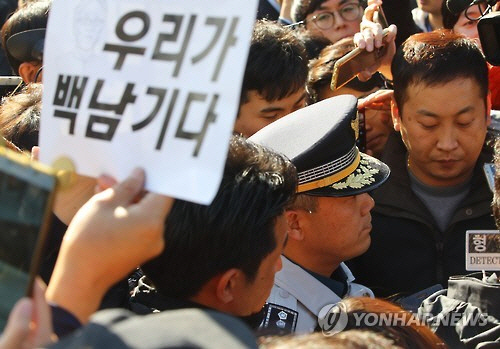 고 백남기 농민 부검영장 재집행에 나선 홍완선 종로경찰서장이 25일 오후 서울 종로구 서울대병원 장례식장에서 영장집행을 막아서는 백남기 투쟁본부 집회 참가자들과 대치하고 있다. /연합뉴스