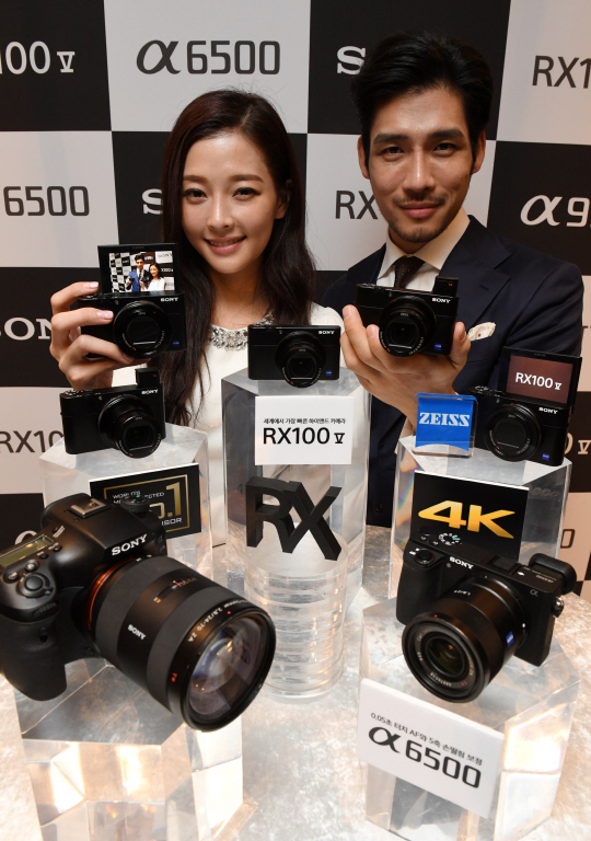 소니코리아 모델들이 25일 서울 중구 플라자호텔에서 초고소 AF를 탑재한 전략 플래그십 카메라 3종, RX100 V, A99 II, A6500을 선보이고 있다. RX100 V는 0.05초 초고속 하이브리드 AF와 동체 추적을 지원하는 초당 24연사로 세계에서 가장 빠른 카메라로 오는 26일부터 예약판매를 시작한다./권욱기자