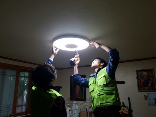 경기도시공사 직원들이 저소득층 가정을 대상으로 25일 형광등을 LED 조명으로 교체해주고 있다. /사진제공=경기도시공사