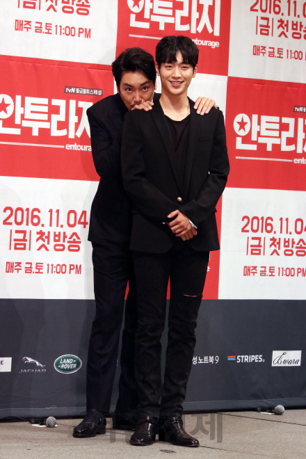 배우 조진웅과 서강준이 tvN ‘안투라지’ 제작발표회에 참석해 포토타임을 갖고 있다.
