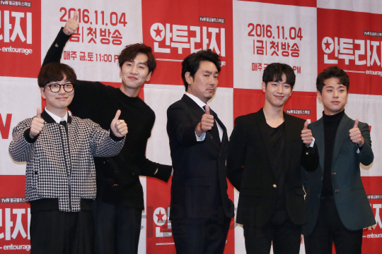 배우 이동휘, 이광수, 조진웅, 서강준, 박정민이 tvN ‘안투라지’ 제작발표회에 참석해 포토타임을 갖고 있다.