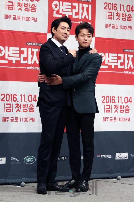 배우 조진웅과 박정민이 tvN ‘안투라지’ 제작발표회에 참석해 포토타임을 갖고 있다.