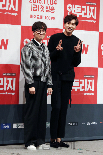배우 이동휘와 이광수가 tvN ‘안투라지’ 제작발표회에 참석해 포토타임을 갖고 있다.