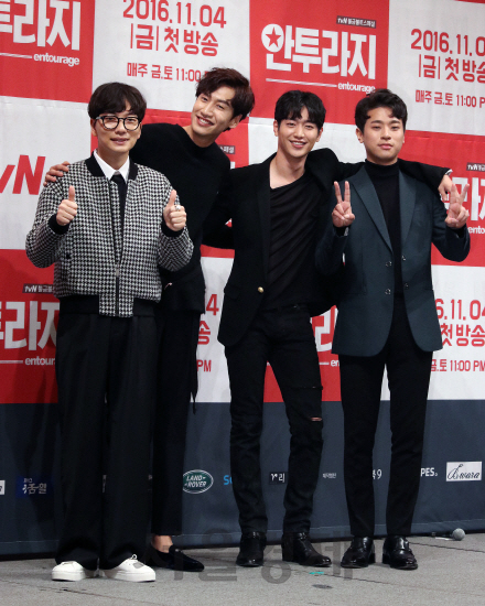 배우 이동휘, 이광수, 서강준, 박정민이 tvN ‘안투라지’ 제작발표회에 참석해 포토타임을 갖고 있다.