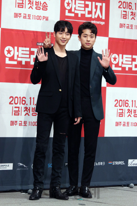 배우 서강준과 박정민이 tvN ‘안투라지’ 제작발표회에 참석해 포토타임을 갖고 있다.