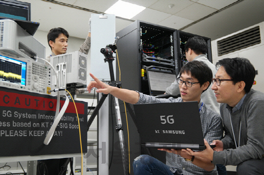 KT와 삼성전자 엔지니어들이 수원의 삼성 연구실에서 5G 규격 기반 퍼스트 콜 시험을 진행하고 있다. KT는 삼성전자와 함께 세계최초로 5G 규격 기반 ‘퍼스트 콜’에 성공했다고 26일 밝혔다. /사진제공=KT