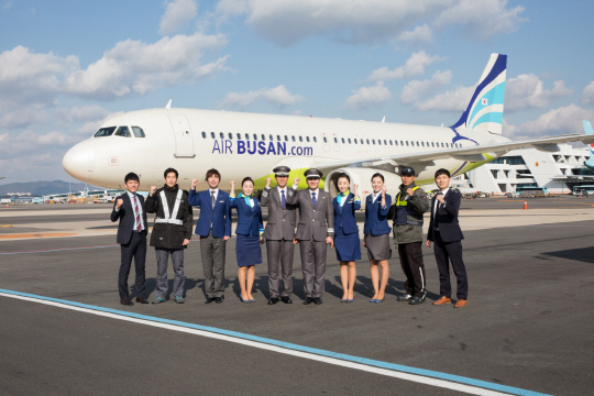 취항 8주년을 기념하기 위해 에어부산 전 직군 직원들이 한 자리에 모였다. 에어부산은 취항 첫해에 비해 항공기, 노선, 직원 수 등 큰 폭으로 성장했다./사진제공=에어부산