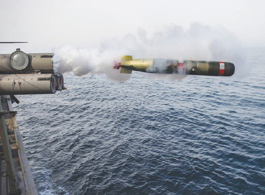 어뢰 발사 훈련 - 미래 전쟁은 기뢰처럼 특정 음향에 감응해 음원을 공격하는 스마트 어뢰의 시대가 열릴 것이다.