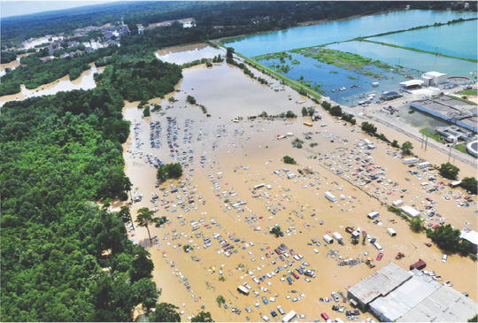 헬리콥터에서 본 배턴 루즈의 홍수 장면.