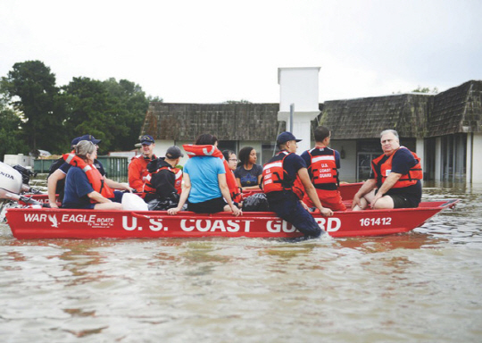 해안경비대 대원들이 루이지애나 홍수 피해자들을 구조하고 있다.