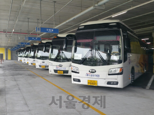 서울 구로동에 있는 네오여행 차고지에서 전세버스들이 운행을 앞두고 대기하고 있다. /사진제공=네오여행