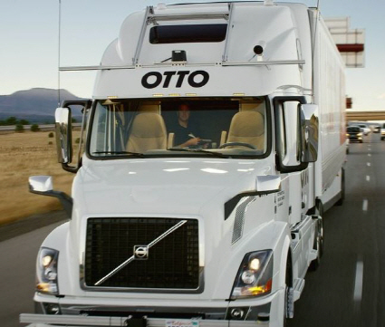 지난 20일 장거리 자율주행 기능을 탑재한 수송용 트럭이 미국 콜로라도주의 고속도로를 달리고 있다./사진=에이더필름