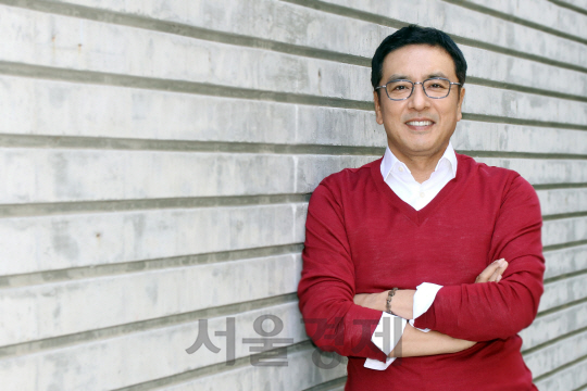 배우 김승우가 인터뷰전 포즈를 취하고 있다.
