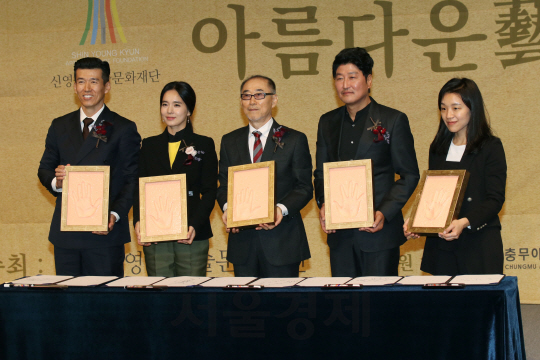 25일 오후 서울 중구 명보아트홀에서 열린 ‘제6회 아름다운예술인상’ 시상식에서 각부문 수상자들이 핸드프린팅 포토타임을 갖고 있다.