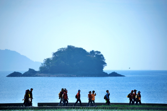 걷기 여행객들이 경남 남해의 바래길을 지나고 있다.       /사진제공=한국관광공사