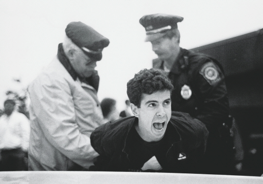 체포 과정에서도 굴하지 않다.<Br>1989년 아스트라제약 건물에서 구속되고 있는 피터. 10번의 체포 이력 중 하나였다.